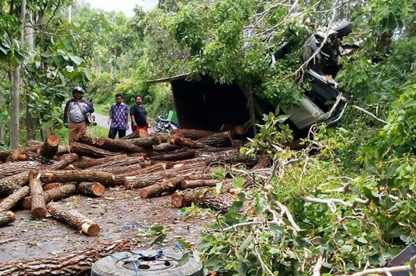  Truk  Muatan Kayu  Pinus  Terguling di Kismantoro 